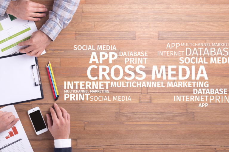 コーポレートサイトとペイドメディアでクロスメディア戦略